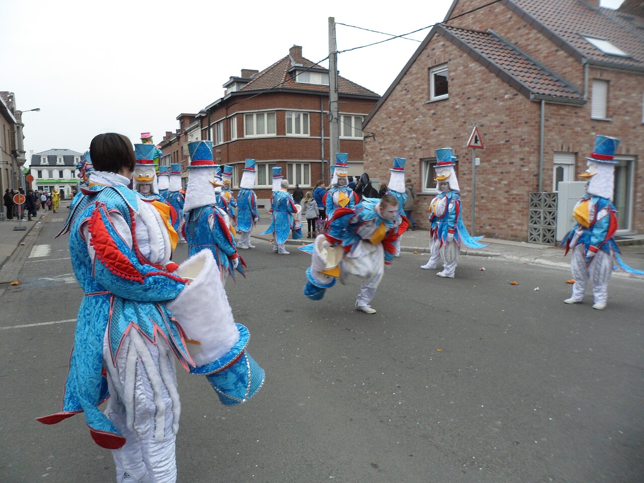 Gilles dans la rue Monsville pendant la cavalcade de Quaregnon