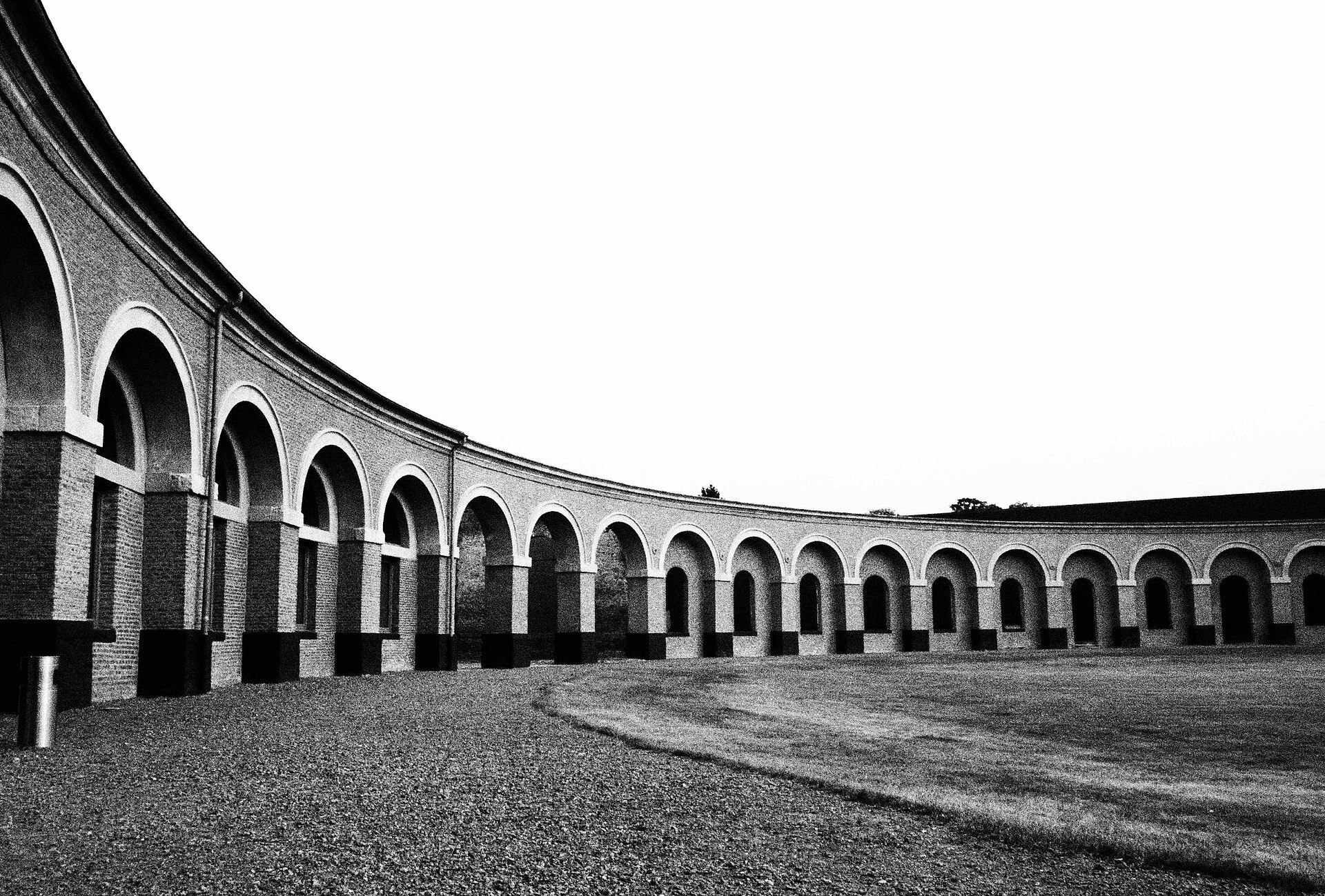 Les arcades en courbe de la cour du Grand-Hornu