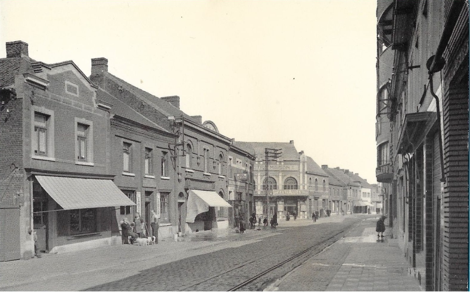 Carte postale ancienne de la rue de Monsville et de la Maison du Peuple à Quaregnon
