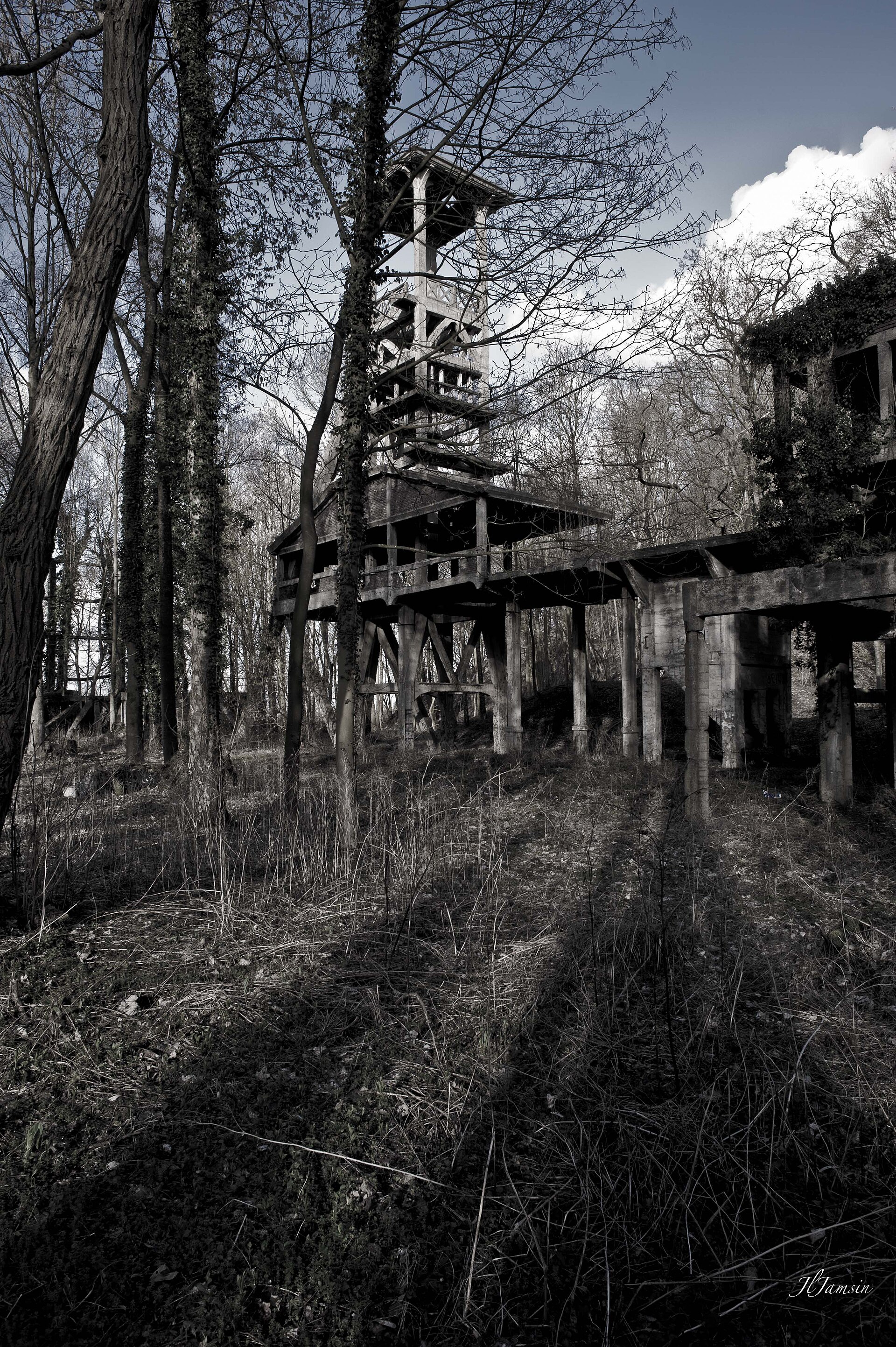 Le chevalement en ruine du puits de Sauwartan, à Dour